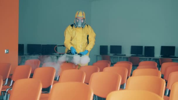 Dezenfeksiyon işçisi, spreyli dezenfektan sandalyeler.. — Stok video