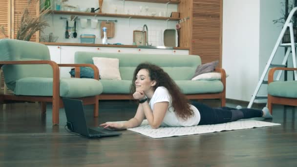 Distance education, distant learning concept. Woman does yoga at home during coronavirus pandemic. — Stock Video