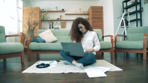 Een vrouw werkt thuis met laptop tijdens een pandemie. — Stockvideo