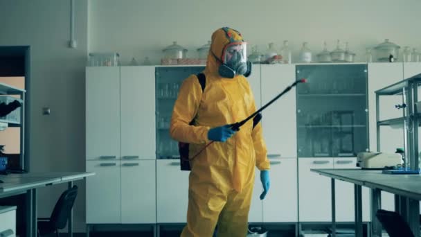 Persona in hazmat disinfetta una stanza con antisettico . — Video Stock