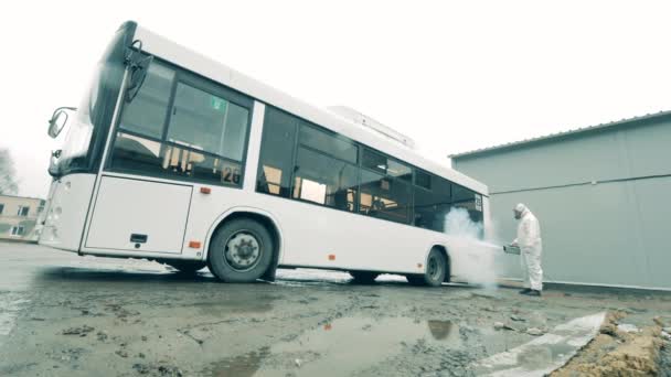 Desinfektor benutzt einen Begaser, um einen Bus zu desinfizieren — Stockvideo