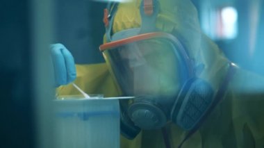 Bir bilim uzmanının kapanışı 2019 ncov sondalarıyla çalışıyor.