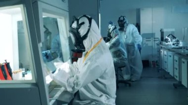 Antikor araştırmaları, covid-19 koronavirüs salgını. Laboratuvarda bir grup uzman araştırma yapıyor.