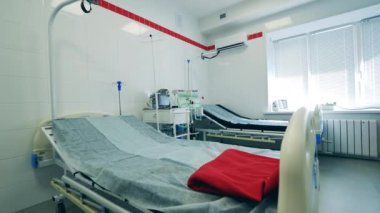 Hastane odasında solunum cihazı var ve içeride kimse yok.