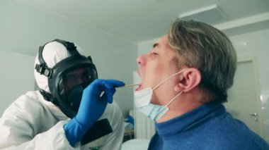 Coronavirus salgını, 2019-ncov, Coronavirus konsepti. Bir tıp çalışanı tarafından tutulan kıdemli bir hastanın gırtlak kontrolü.