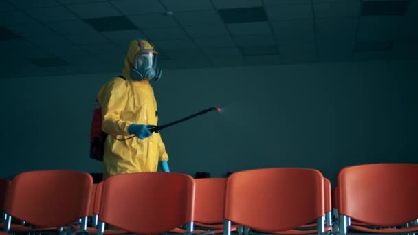Dezinfektor chemicky dezinfikuje audienční síň — Stock video