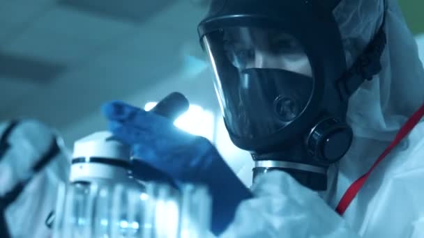 Laboratory worker is preparing a sample for the analysis — Stock Video
