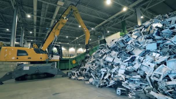 Baggervoertuig op sloperij met stapels afval — Stockvideo