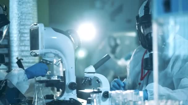 Kemisk forskning som bedrivs av specialister i kvantoriet. Antikroppar forskning cocnept, covid-19 coronavirus pandemi. — Stockvideo