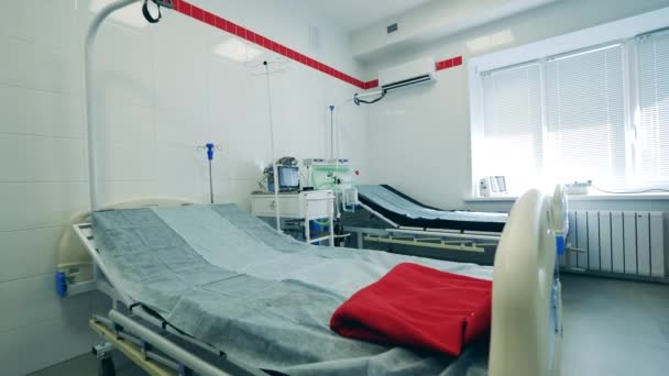 Pokój szpitalny z wentylatorem medycznym i nikogo wewnątrz — Wideo stockowe