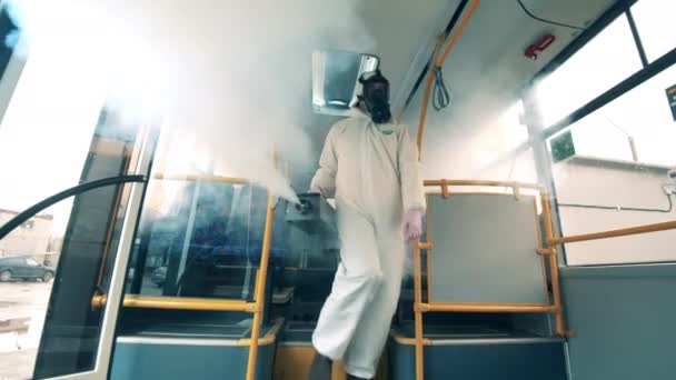 Bus wird vom Inspektor von innen sterilisiert. Coronavirus, COVID-19-Konzept. — Stockvideo