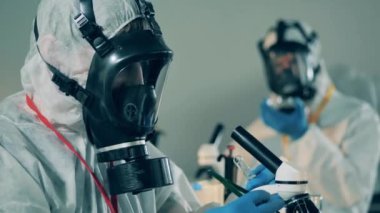 Profesyonel virologlar aşıyı geliştirmek için koronavirüs antikorları üzerinde çalışıyorlar..