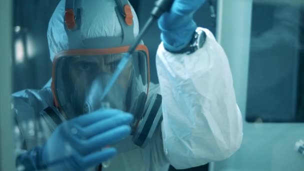 Le labo en combinaison de protection fait une recherche chimique. Covid-19, concept de coronavirus . — Video