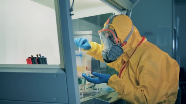 L'uomo lavora in laboratorio per creare un vaccino per covid-19 . — Video Stock
