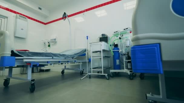 Boş hastane ünitesinde solunum tıbbi sistemi. — Stok video