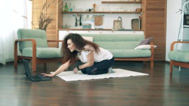 Genç bir kadın kendini tecrit sırasında bir katta egzersiz yapıyor..