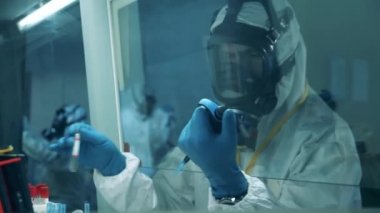 COVID-19 'a antikor araştırması. Laboratuvar çalışanı biyolojik sondaları test ediyor. Coronavirus, COVID-19 antikor konsepti.