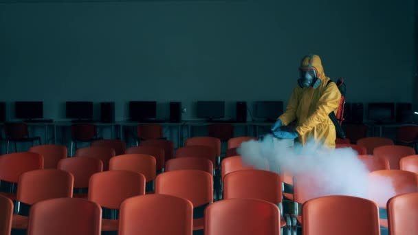 Especialista em saneamento está fumigando quantorium hall — Vídeo de Stock