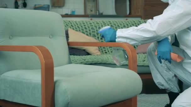 Temizlik işçisi virüsü öldürmek için sandalyeyi dezenfektanla siliyor. Kovid 19 salgınında kullanılan antibakteriyel dezenfektan.. — Stok video