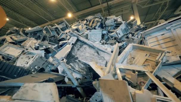 Uma pilha de equipamentos de plástico descartado em uma unidade de aterro — Vídeo de Stock