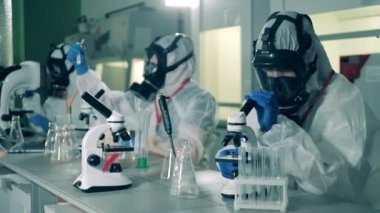 Bilim insanları aşıyı geliştirmek için koronavirüs örnekleriyle çalışıyorlar..