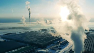 Yukarıdan gelen enerji fabrikası, bacadan çıkan buhar. Borulardan duman çıkan sera kompleksi