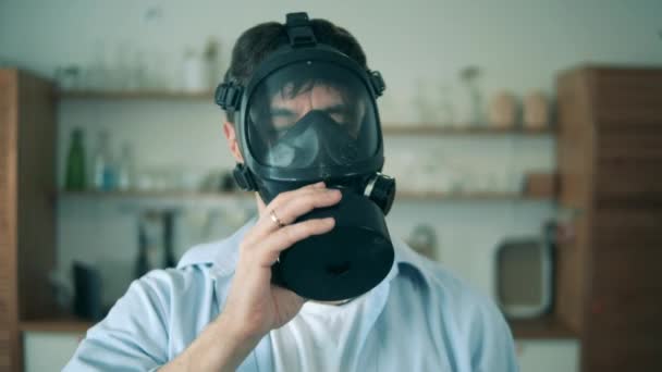 En person tar av en respirator medan han stannar hemma under en coronaviruspandemi.. — Stockvideo