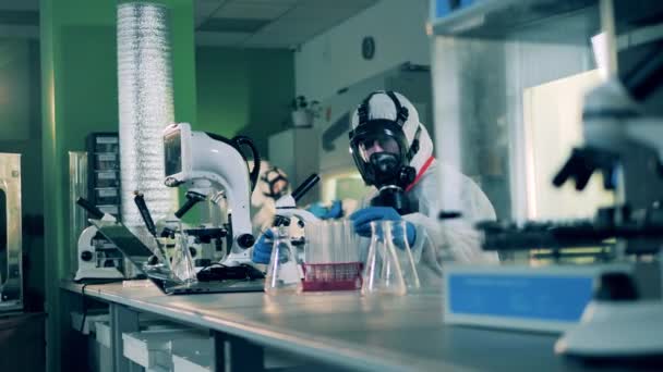 Laboratory researchers develop a covid-19 vaccine. — Stock Video