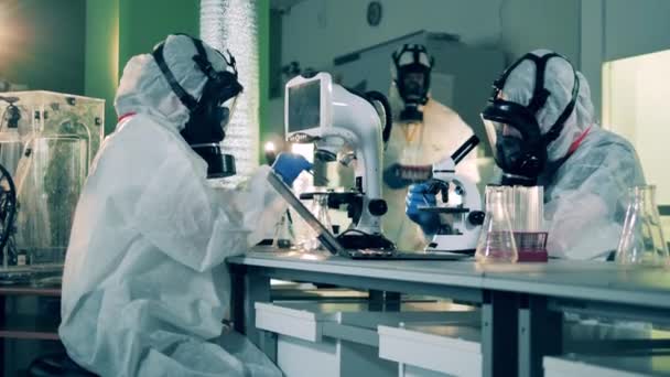 Cientistas desenvolvem uma vacina para o coronavírus enquanto trabalham com microscópios . — Vídeo de Stock