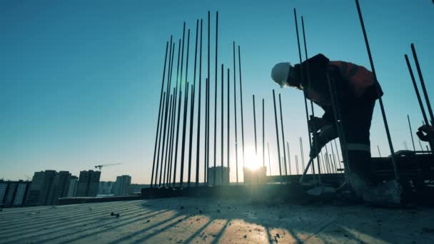 Trabajador de la construcción está rompiendo hormigón en el sitio del proyecto al aire libre — Vídeos de Stock