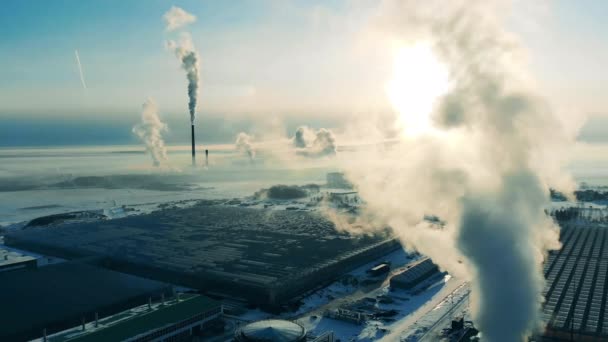 위에서 오는 동력 공장, 굴뚝에서 나오는 증기. 파이프에서 연기가 뿜어 져 나오는 온실 복합 건물 — 비디오