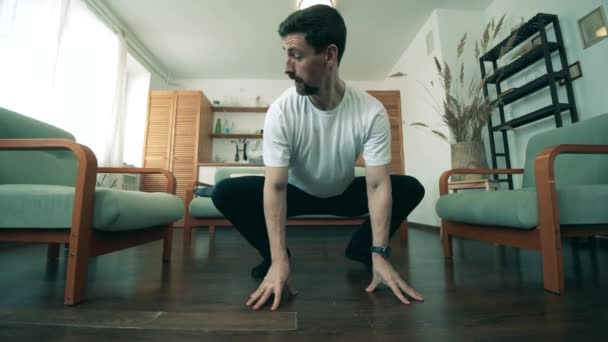 Un homme en isolement fait des exercices d'étirement — Video