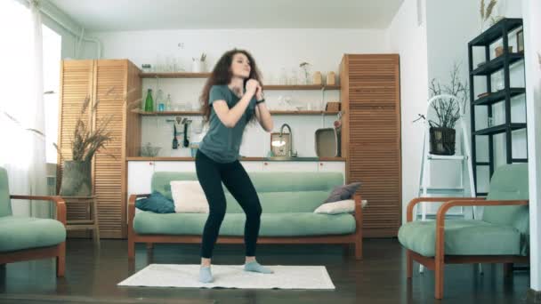 Magnifique dame en auto-isolement fait des exercices d'échauffement — Video