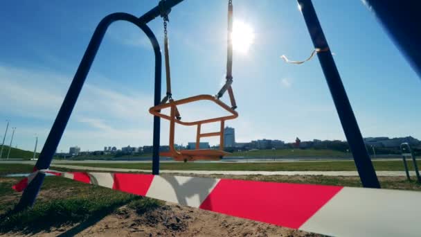 Swingende kinderen in het stedelijke landschap — Stockvideo