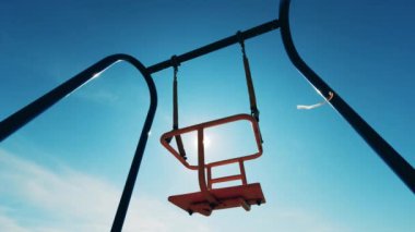 Dışarıda salıncakta kimse yokken sallanıyor. Boş salıncak, covid-19 konsepti.