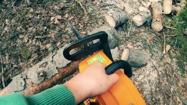 Elektrikli testere odunları parçalara ayırmak için kullanılıyor.