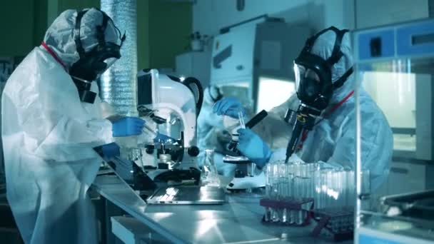 Virologen arbeiten im Labor an der Entwicklung eines Coronavirus-Impfstoffs. — Stockvideo