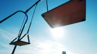 Güneş ışığı salıncaklarla kapanıyor.