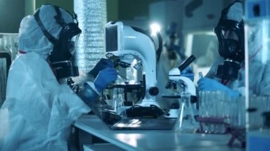 Araştırmacılar laboratuarda birlikte çalışıyorlar, bir covid-19 aşısı geliştiriyorlar..