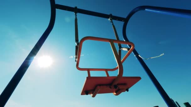 Balanços de playground com ninguém sobre eles estão balançando — Vídeo de Stock