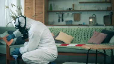 Mobilyalar dezenfektan ile dezenfekte ediliyor.