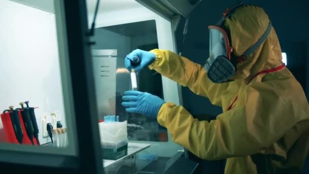 El hombre trabaja con anticuerpos contra el coronavirus en laboratorio . — Vídeo de stock