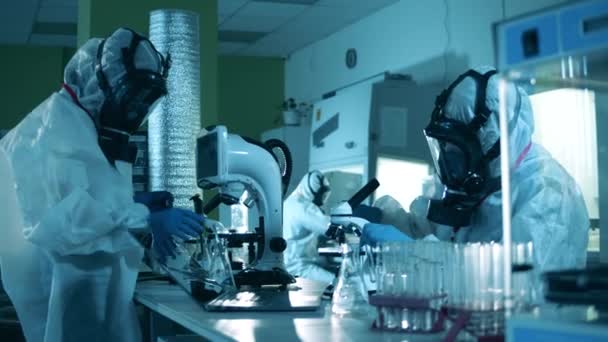 Mensen ontwikkelen een vaccin voor coronavirusbehandeling in modern laboratorium. — Stockvideo