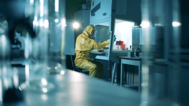 Laboratory worker in hazmat researches covid-19 samples. — Stock Video