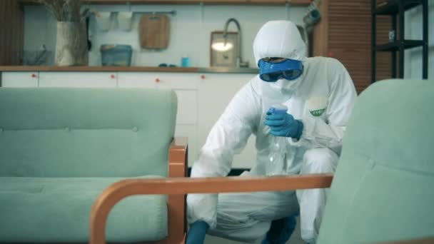 Desinfektionsexperte reinigt Armlehnen mit einem Desinfektionsmittel. Coronavirus, COVID-19 Präventionskonzept. — Stockvideo