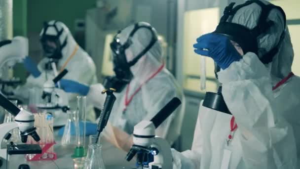 Los virólogos trabajan con tubos y pipetas mientras crean una vacuna contra el coronavirus . — Vídeo de stock