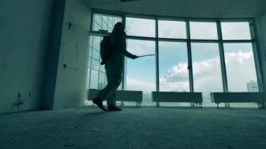 Koronavirüs salgını sırasında bir adam boş odayı sterilize eder..