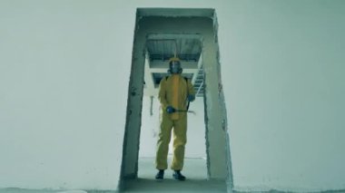 Dezenfektan bitmemiş binaya antiseptik püskürtür..