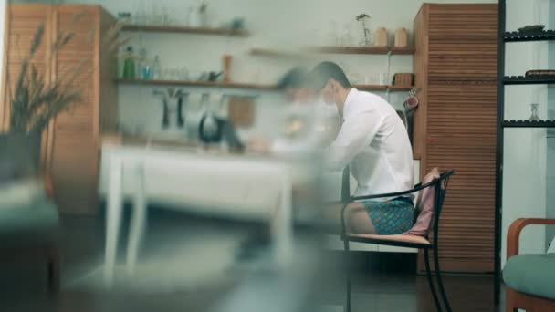 One man in medical mask works with laptop at home. — Stock Video