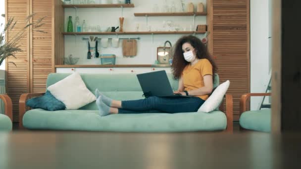 Genç bir kadın Coronavirus tecridi sırasında dizüstü bilgisayarla sohbet ediyor. Ev kavramından çalış. Uzak öğrenme kavramı. — Stok video